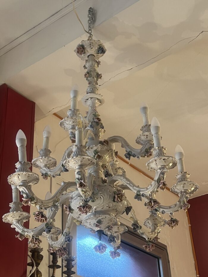 Grand lustre XIXe en porcelaine Italienne de Capodimonte, décor floral