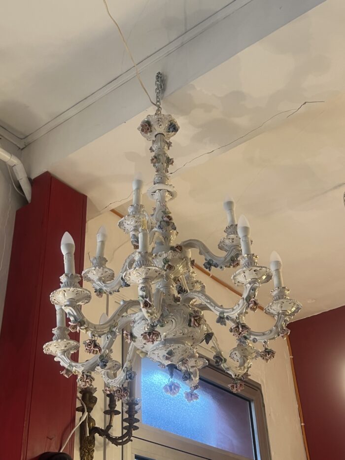 Grand lustre XIXe en porcelaine Italienne de Capodimonte, décor floral