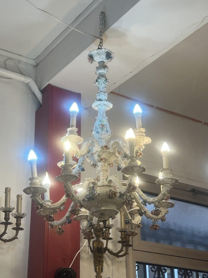 Grand lustre XIXe en porcelaine Italienne de Capodimonte, décor floral