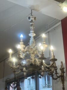 Grand lustre XIXe en porcelaine Italienne de Capodimonte, décor floral