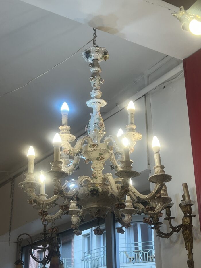 Grand lustre XIXe en porcelaine Italienne de Capodimonte, décor floral