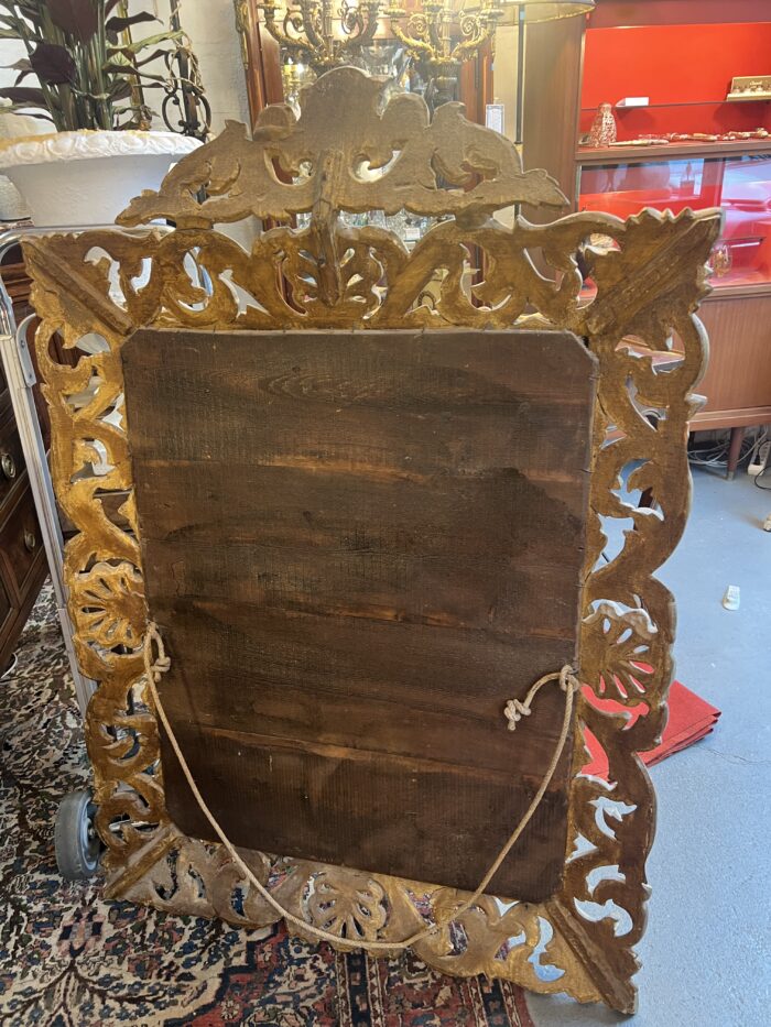 Beau et grand miroir XIXe siècle de style Louis XIII en bois sculpté et doré à la feuille d'or et miroir au mercure