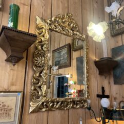 Beau et grand miroir XIXe siècle de style Louis XIII en bois sculpté et doré à la feuille d'or et miroir au mercure