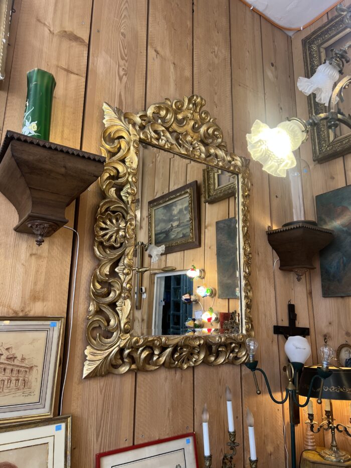 Beau et grand miroir XIXe siècle de style Louis XIII en bois sculpté et doré à la feuille d'or et miroir au mercure