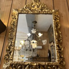 Beau et grand miroir XIXe siècle de style Louis XIII en bois sculpté et doré à la feuille d'or et miroir au mercure