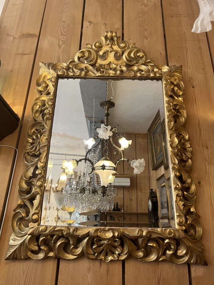 Beau et grand miroir XIXe siècle de style Louis XIII en bois sculpté et doré à la feuille d'or et miroir au mercure