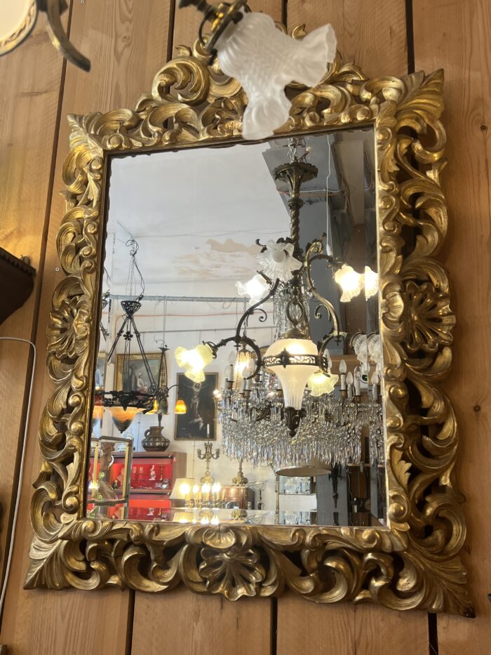 Beau et grand miroir XIXe siècle de style Louis XIII en bois sculpté et doré à la feuille d'or et miroir au mercure