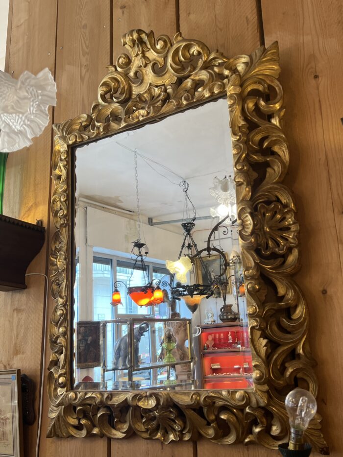 Beau et grand miroir XIXe siècle de style Louis XIII en bois sculpté et doré à la feuille d'or et miroir au mercure