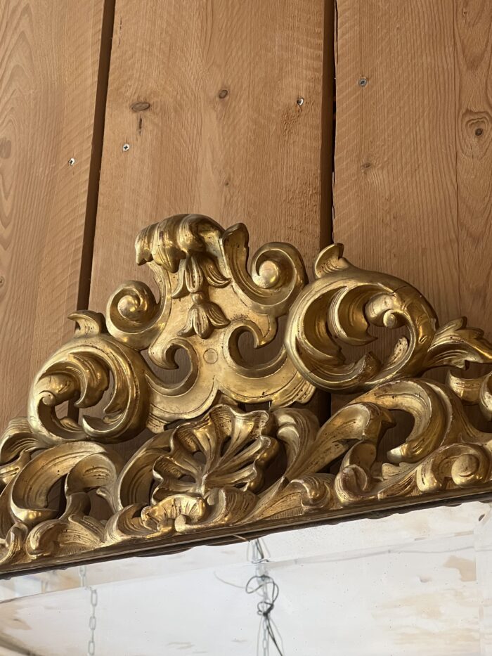 Beau et grand miroir XIXe siècle de style Louis XIII en bois sculpté et doré à la feuille d'or et miroir au mercure