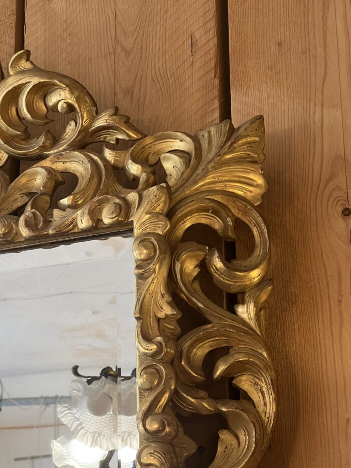 Beau et grand miroir XIXe siècle de style Louis XIII en bois sculpté et doré à la feuille d'or et miroir au mercure