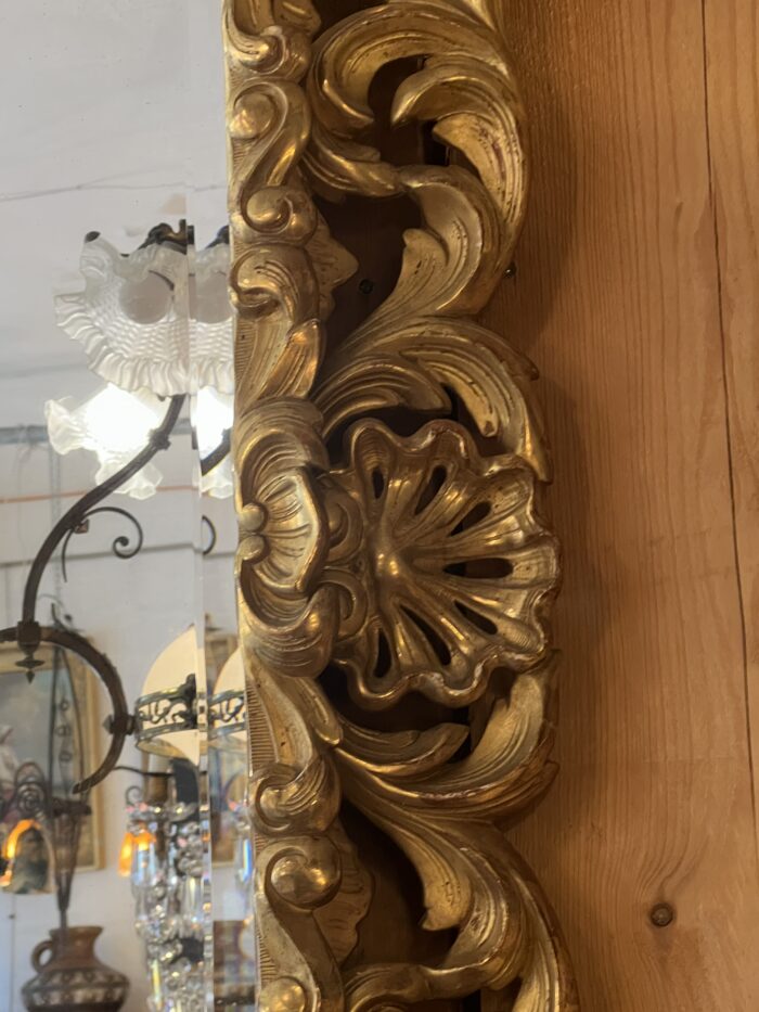 Beau et grand miroir XIXe siècle de style Louis XIII en bois sculpté et doré à la feuille d'or et miroir au mercure
