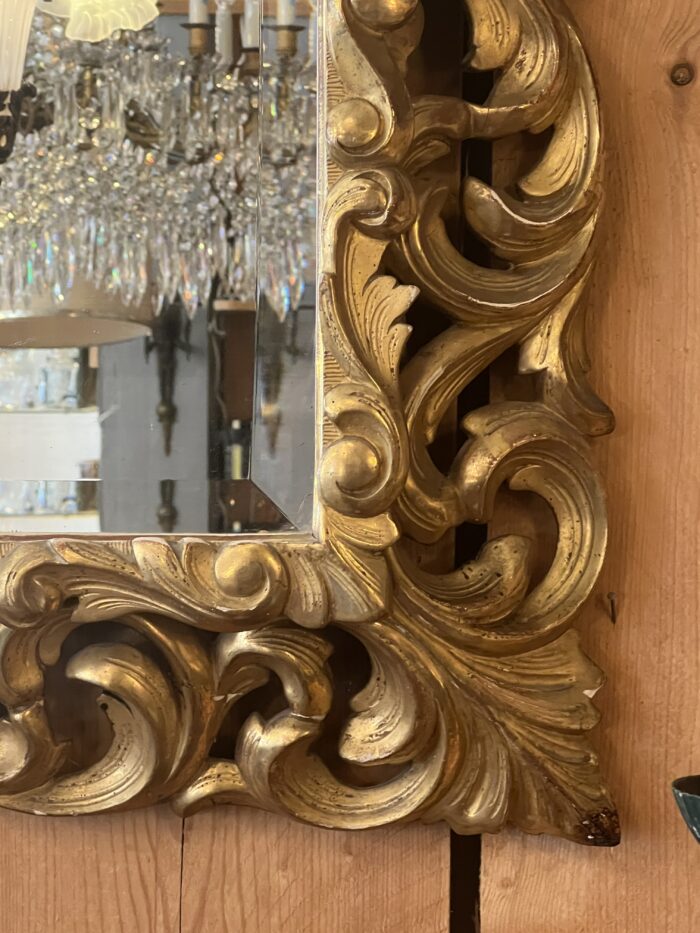 Beau et grand miroir XIXe siècle de style Louis XIII en bois sculpté et doré à la feuille d'or et miroir au mercure