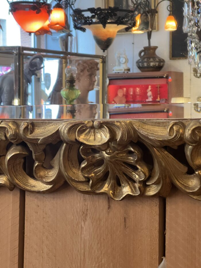 Beau et grand miroir XIXe siècle de style Louis XIII en bois sculpté et doré à la feuille d'or et miroir au mercure