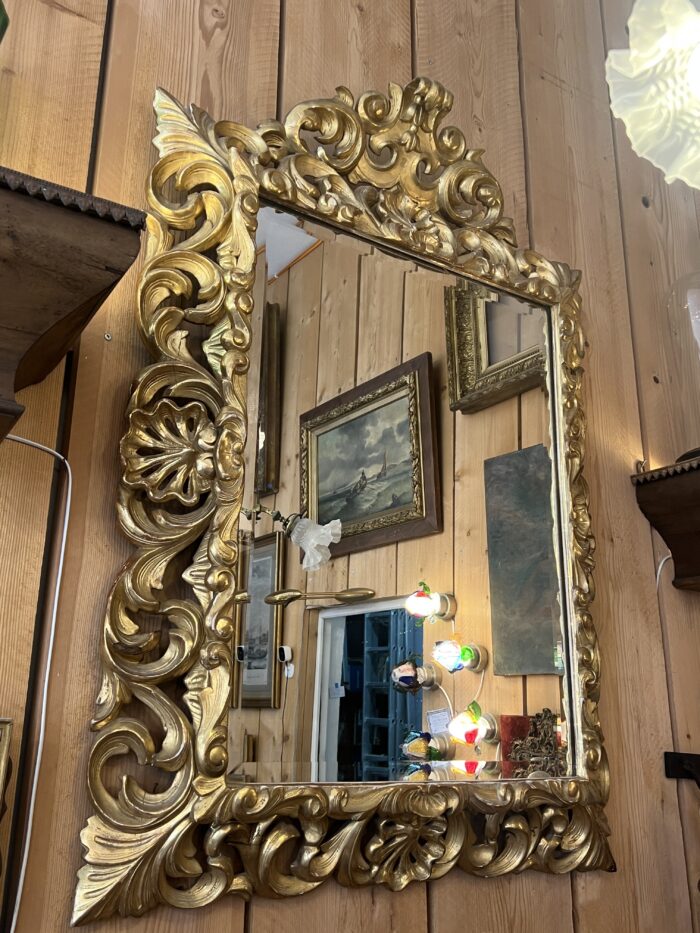 Beau et grand miroir XIXe siècle de style Louis XIII en bois sculpté et doré à la feuille d'or et miroir au mercure