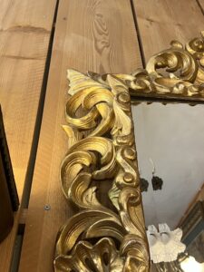 Beau et grand miroir XIXe siècle de style Louis XIII en bois sculpté et doré à la feuille d'or et miroir au mercure