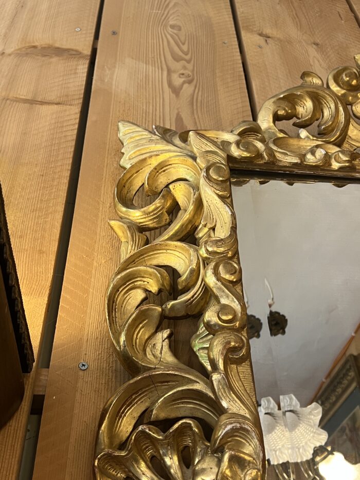 Beau et grand miroir XIXe siècle de style Louis XIII en bois sculpté et doré à la feuille d'or et miroir au mercure