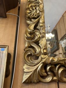 Beau et grand miroir XIXe siècle de style Louis XIII en bois sculpté et doré à la feuille d'or et miroir au mercure