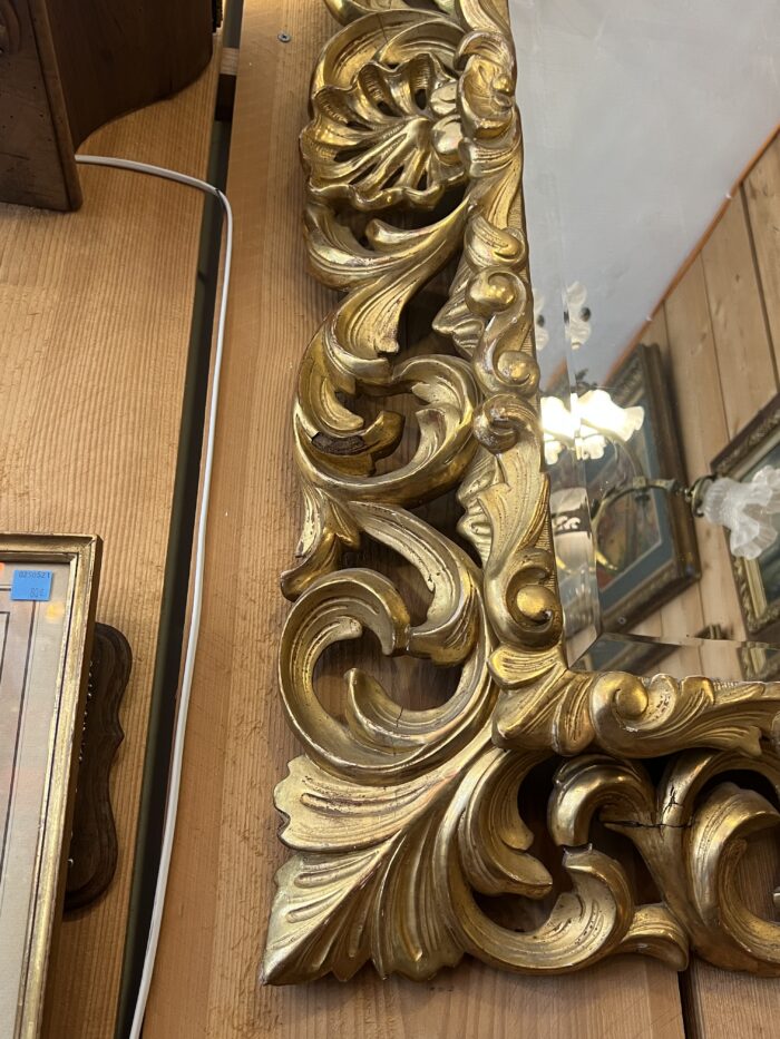 Beau et grand miroir XIXe siècle de style Louis XIII en bois sculpté et doré à la feuille d'or et miroir au mercure