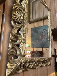 Beau et grand miroir XIXe siècle de style Louis XIII en bois sculpté et doré à la feuille d'or et miroir au mercure