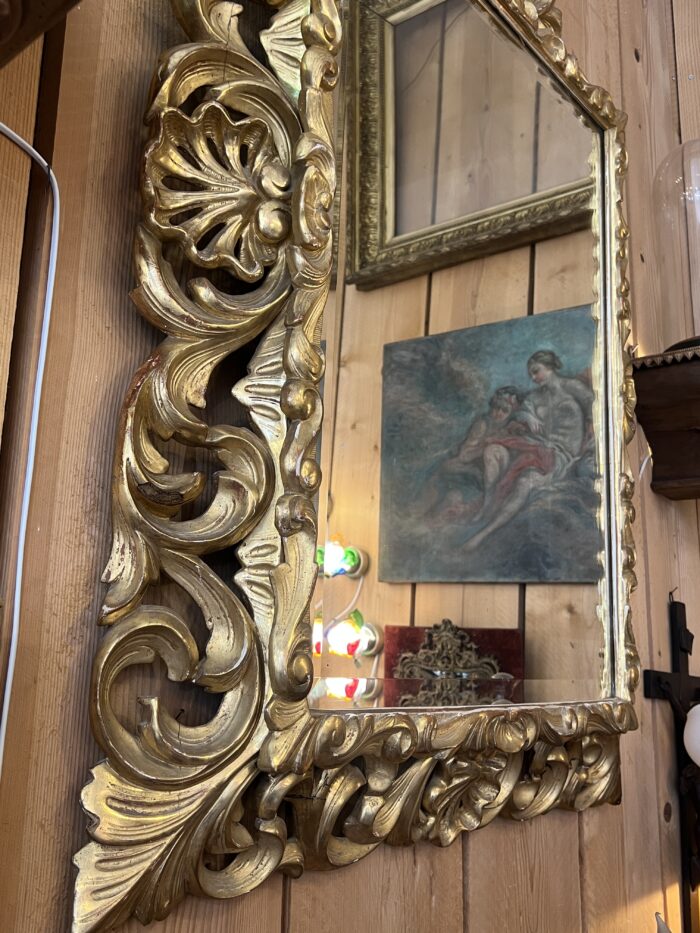 Beau et grand miroir XIXe siècle de style Louis XIII en bois sculpté et doré à la feuille d'or et miroir au mercure