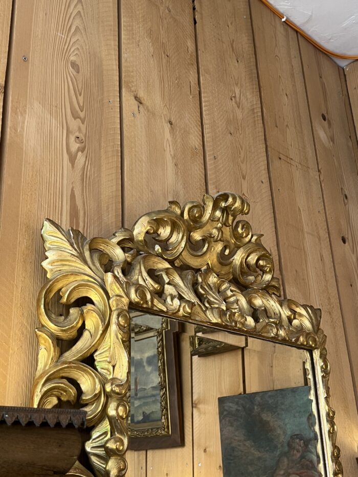 Beau et grand miroir XIXe siècle de style Louis XIII en bois sculpté et doré à la feuille d'or et miroir au mercure