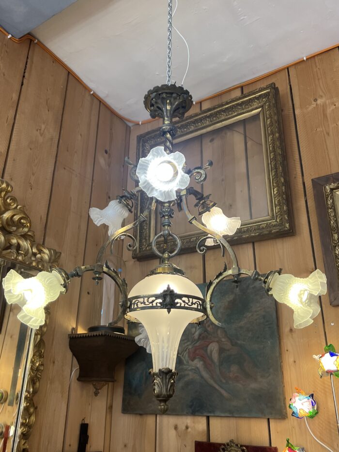 Lustre XIXe en laiton et bronze, Napoléon III, éclairant par 6 tulipes et un globe central