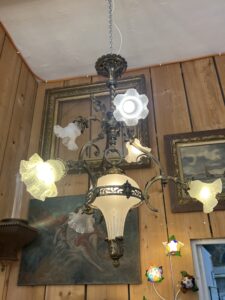 Lustre XIXe en laiton et bronze, Napoléon III, éclairant par 6 tulipes et un globe central