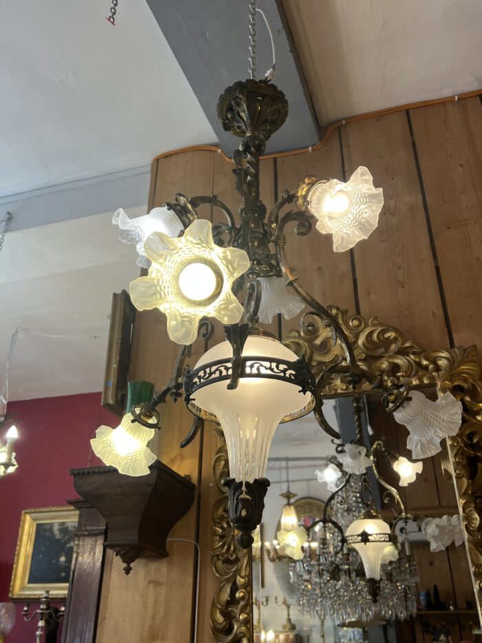 Lustre XIXe en laiton et bronze, Napoléon III, éclairant par 6 tulipes et un globe central