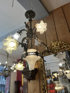 Lustre XIXe en laiton et bronze, Napoléon III, éclairant par 6 tulipes et un globe central