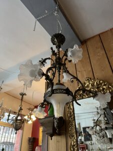 Lustre XIXe en laiton et bronze, Napoléon III, éclairant par 6 tulipes et un globe central