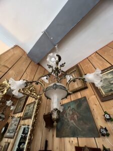 Lustre XIXe en laiton et bronze, Napoléon III, éclairant par 6 tulipes et un globe central