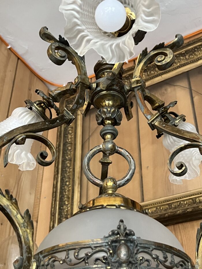 Lustre XIXe en laiton et bronze, Napoléon III, éclairant par 6 tulipes et un globe central