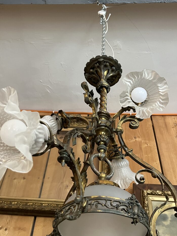 Lustre XIXe en laiton et bronze, Napoléon III, éclairant par 6 tulipes et un globe central