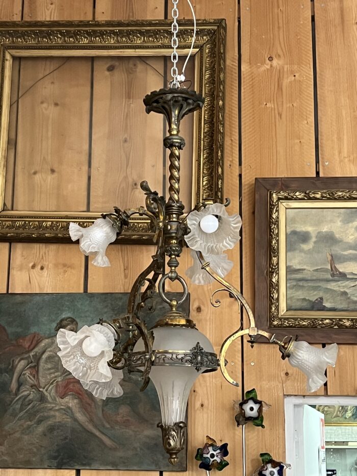 Lustre XIXe en laiton et bronze, Napoléon III, éclairant par 6 tulipes et un globe central