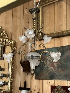 Lustre XIXe en laiton et bronze, Napoléon III, éclairant par 6 tulipes et un globe central