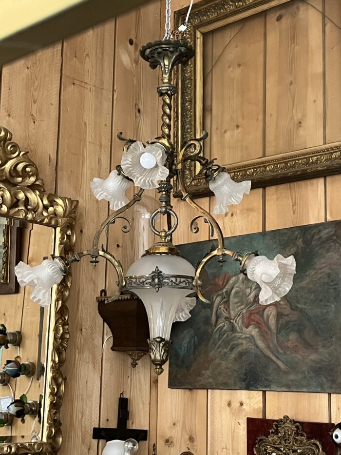 Lustre XIXe en laiton et bronze, Napoléon III, éclairant par 6 tulipes et un globe central