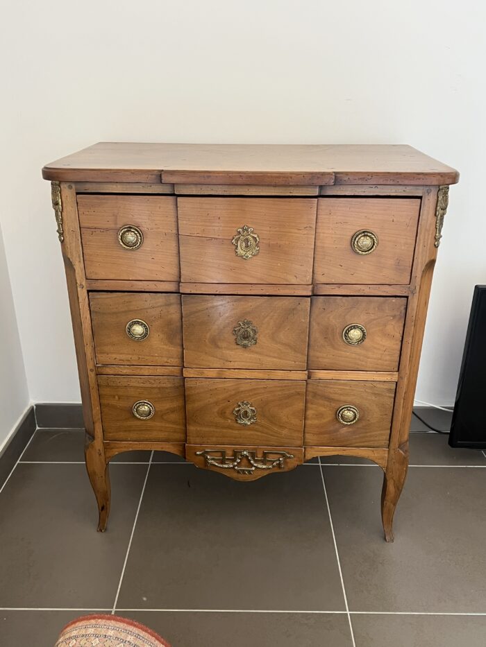 Commode de style Transition en merisier massif, début XIXe siècle