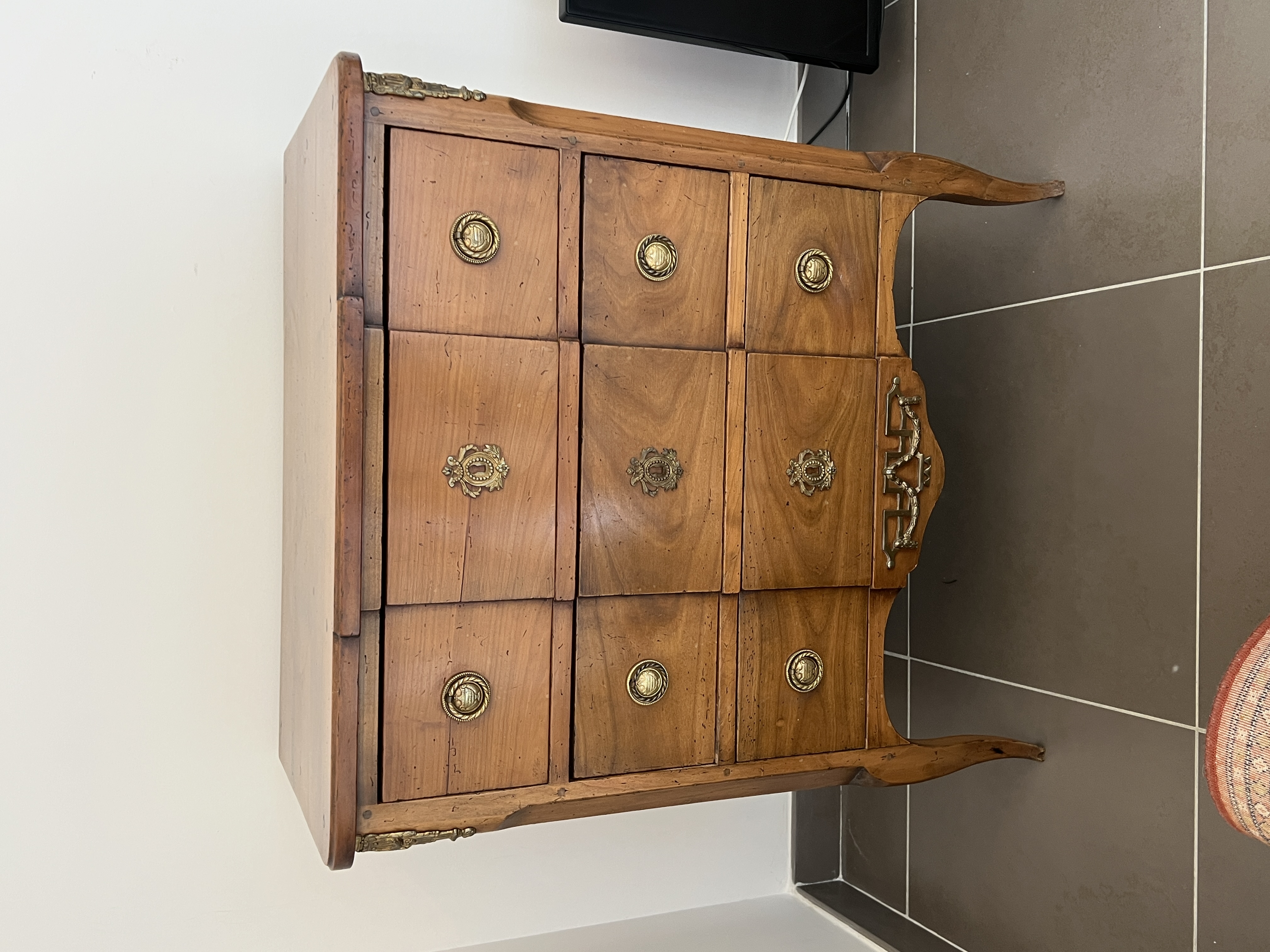 Commode de style Transition en merisier massif, début XXe siècle