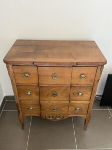 Commode de style Transition en merisier massif, début XIXe siècle