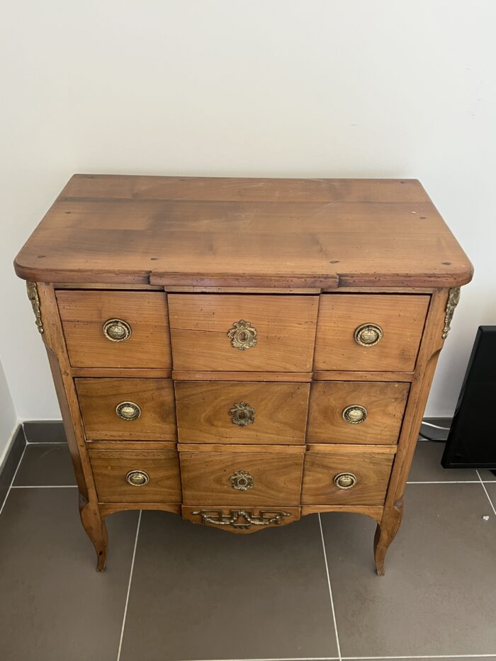 Commode de style Transition en merisier massif, début XIXe siècle