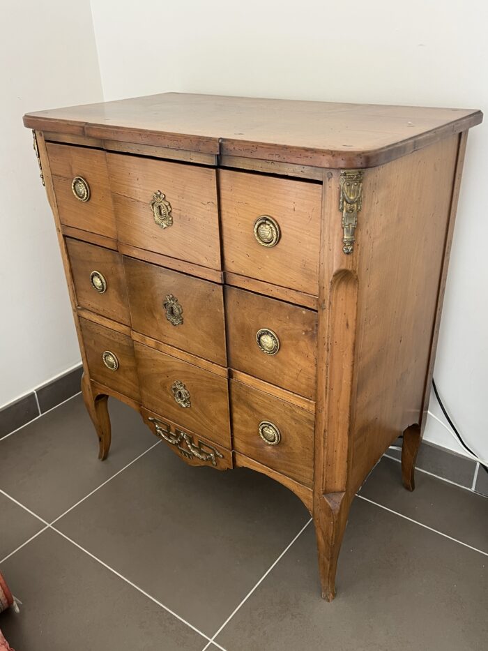 Commode de style Transition en merisier massif, début XIXe siècle