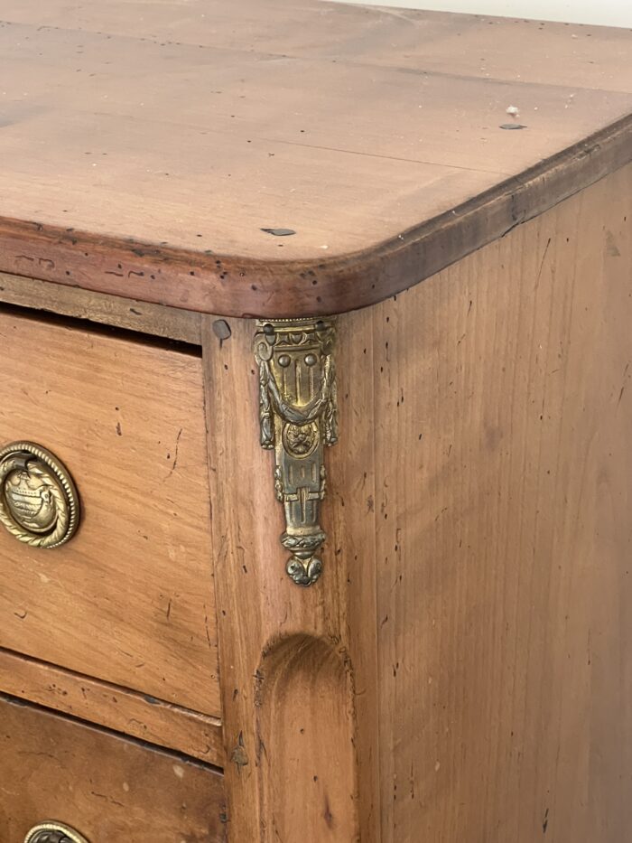 Commode de style Transition en merisier massif, début XIXe siècle
