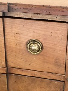 Commode de style Transition en merisier massif, début XIXe siècle