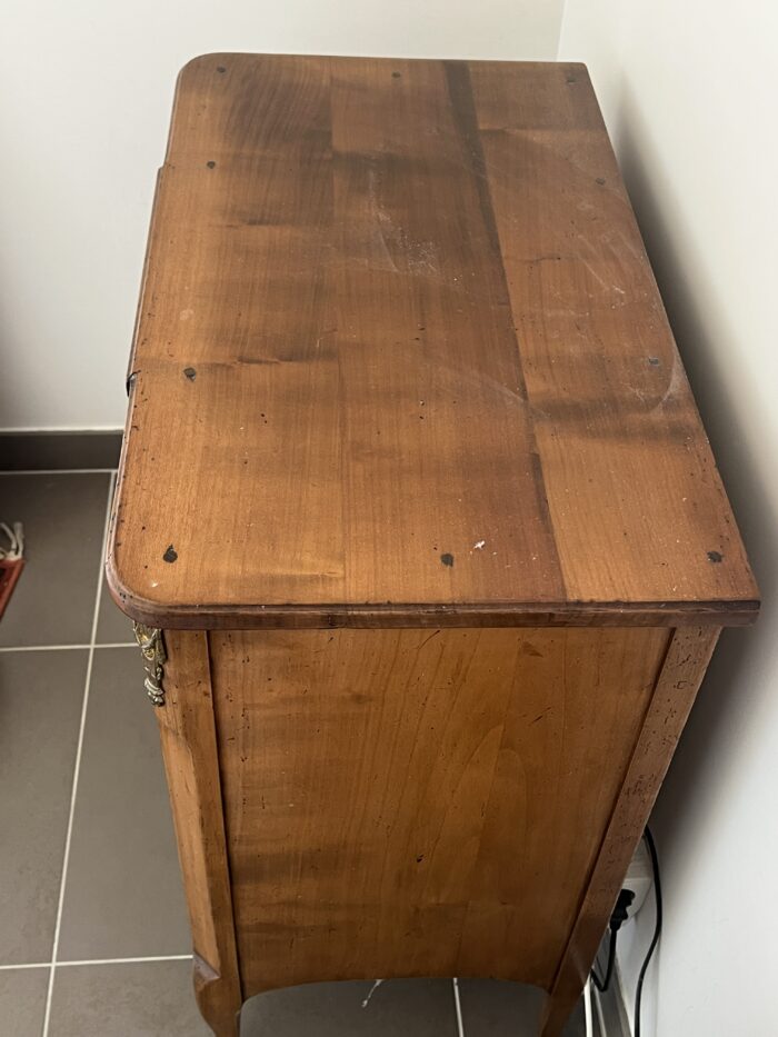 Commode de style Transition en merisier massif, début XIXe siècle