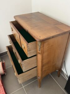 Commode de style Transition en merisier massif, début XIXe siècle