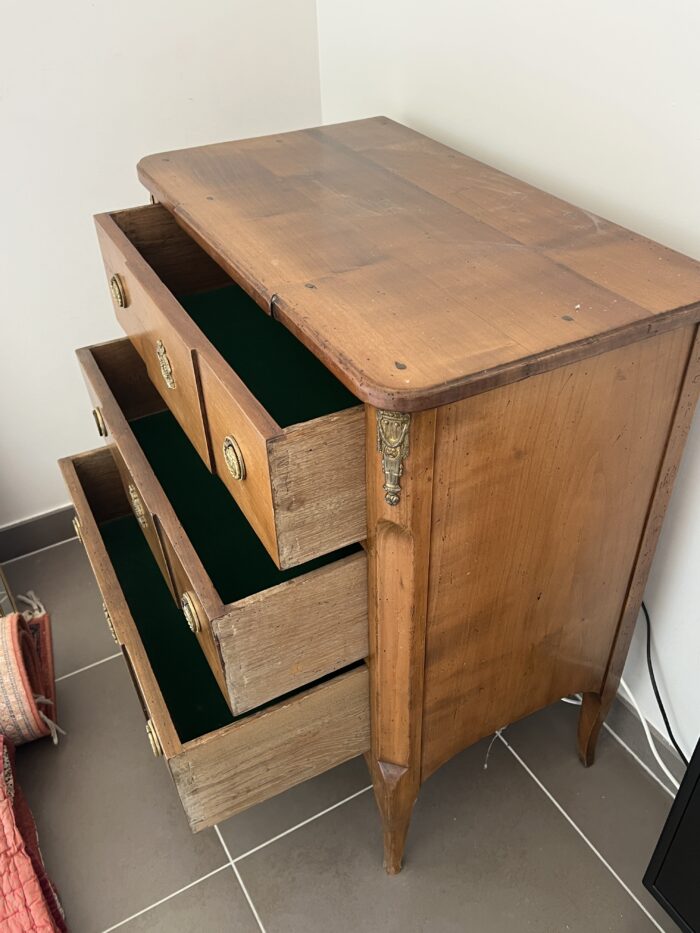 Commode de style Transition en merisier massif, début XIXe siècle
