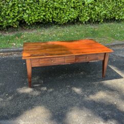 Table basse en acajou massif ouvrant par deux tiroirs en ceinture,