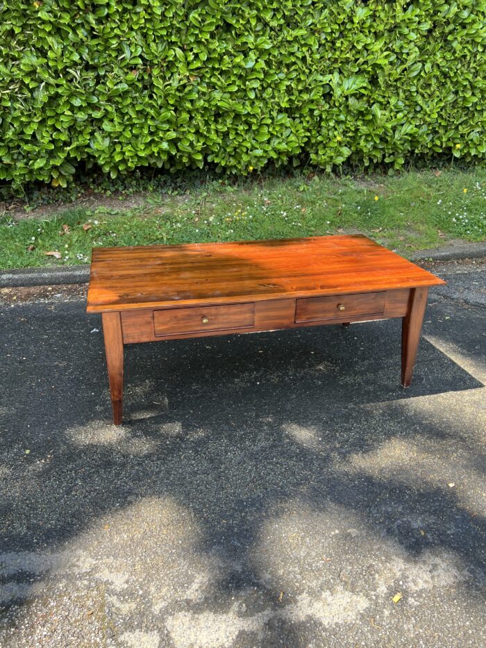 Table basse en acajou massif ouvrant par deux tiroirs en ceinture,