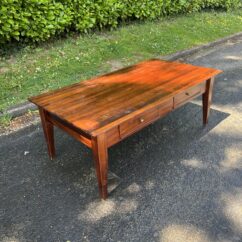 Table basse en acajou massif ouvrant par deux tiroirs en ceinture,