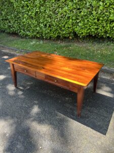 Table basse en acajou massif ouvrant par deux tiroirs en ceinture,